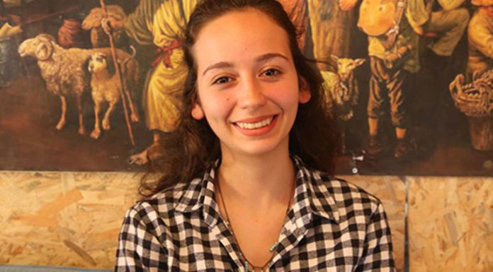 “Hayır” dediği için okuldan atılan Kardelen: “Bu karar getirilmek istenen sistemin ne olduğunu açığa çıkarıyor”