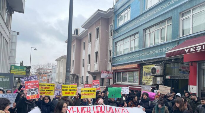 İstanbul Üniversitesi Öğrencileri Yemekhane Zammına Karşı Ana Kapıya Yürüdü